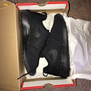 All black Nike Roshe One’s